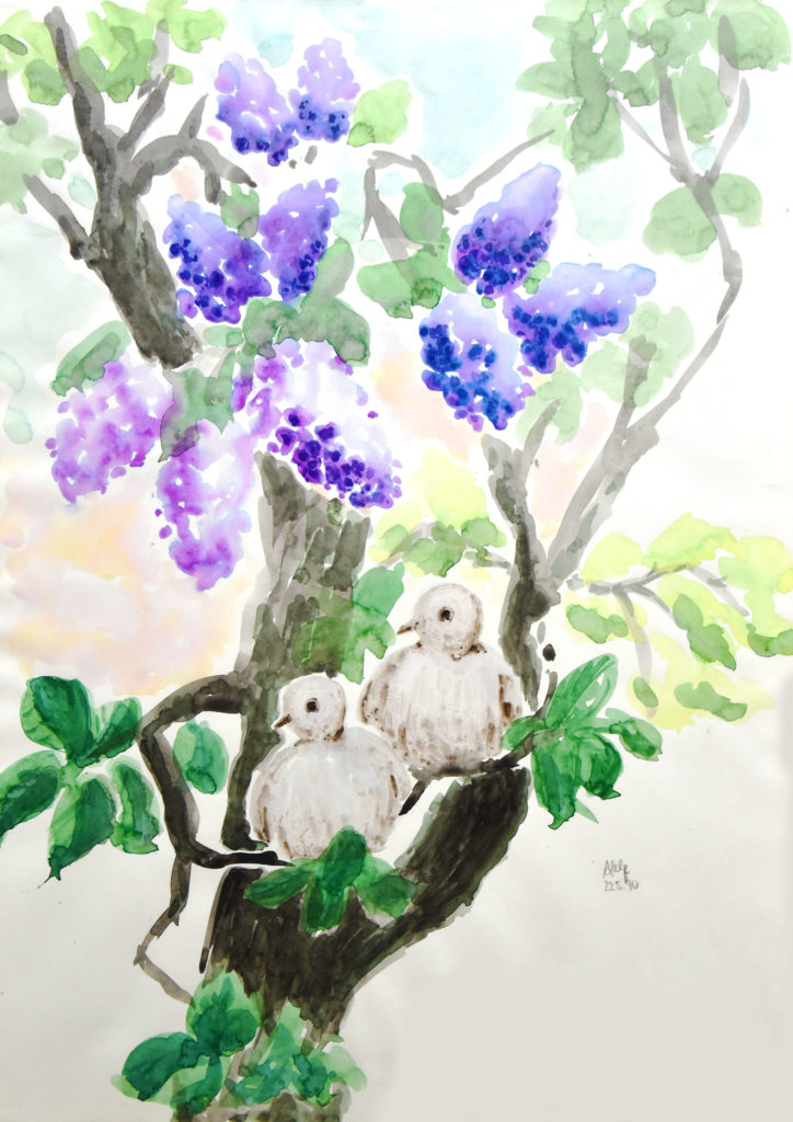 Blühender Fliederbaum in dem zwei Vögel sitzen.